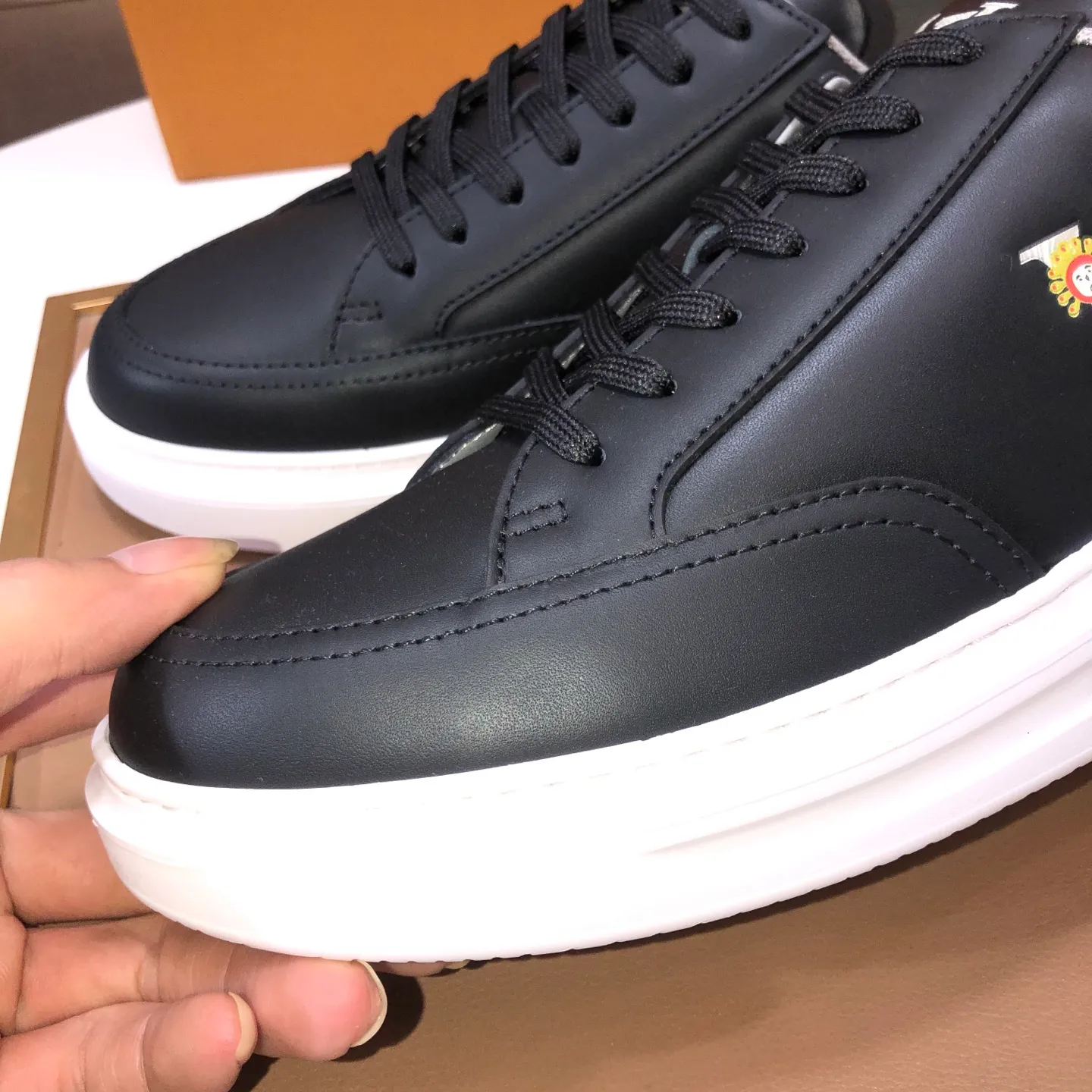 Factory batch 640💰original development, quality shipment, welcome to compare - LV sneaker series sports shoes introduce the loose silhouette of the ready-to-wear series into the spring and summer men's wear shows and make an eye-catching appearance. The cow leather upper is combined with rough fabric laces, and colorful beading highlights the brand's classic elements. LV letters mark the tongue and Monogram floral outsole. Mixed materials Made of top-grain cowhide, thick shoelace design, large Monogram print on the side, mesh lining and cotton feet, the comfort is as extreme as ever, premium heritage, quality first, worth owning! Size: Men’s 38-45 (45 is custom-made and cannot be returned or exchanged)